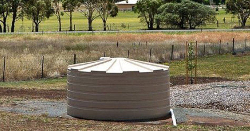 منبع آب برای باغ